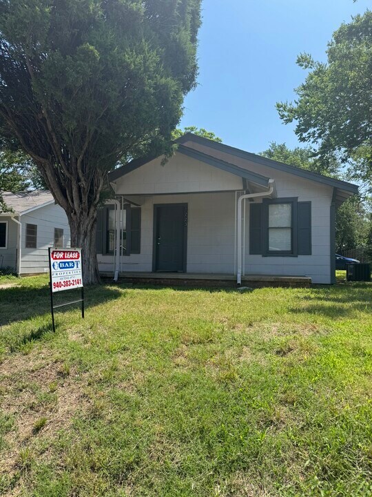 1223 Peak St in Denton, TX - Building Photo