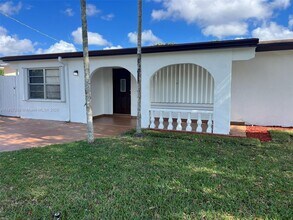2601 Acapulco Dr in Miramar, FL - Building Photo - Building Photo