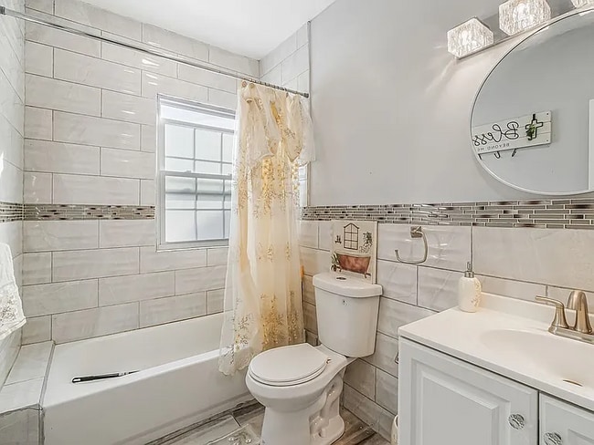 116-01-116221 221st St in Queens, NY - Foto de edificio - Building Photo