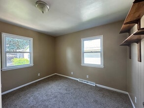 806 15th Ave S, Unit Lower in Clinton, IA - Building Photo - Building Photo