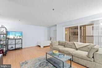 1504 Lincoln Way in McLean, VA - Foto de edificio - Building Photo