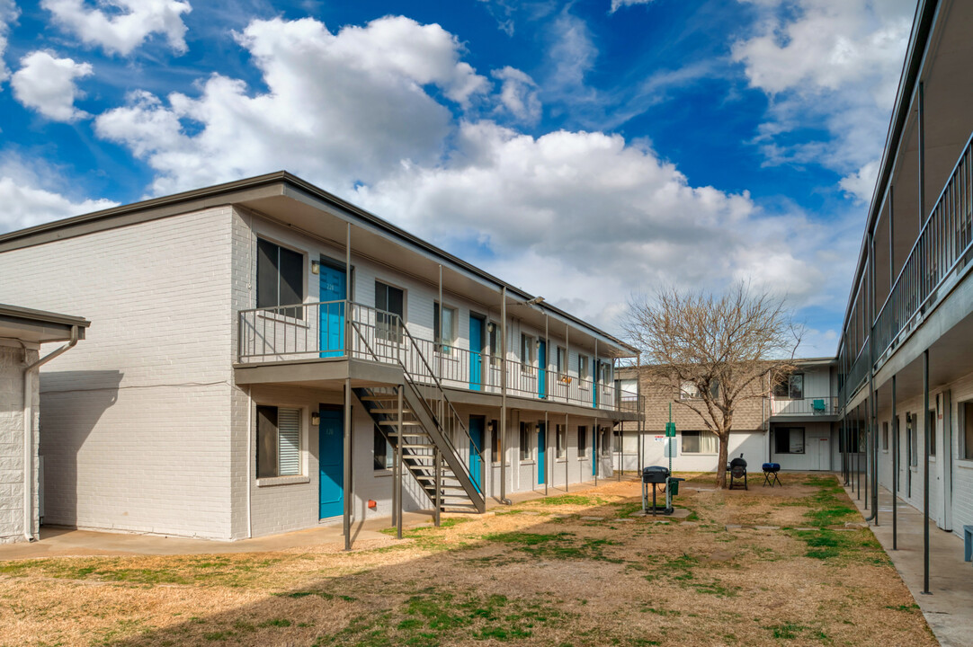 Royal Terrace in Euless, TX - Building Photo