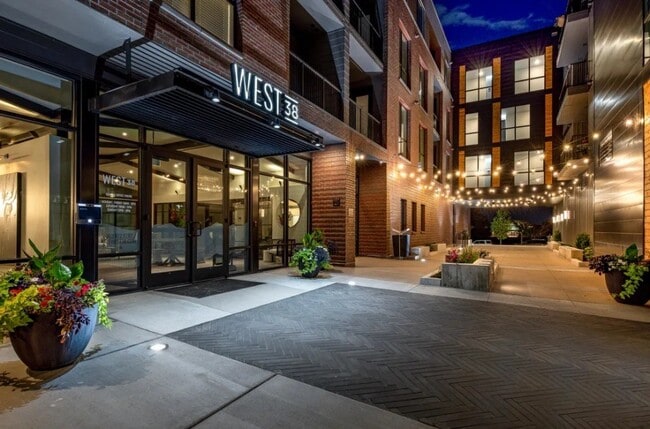West 38 in Wheat Ridge, CO - Foto de edificio - Building Photo