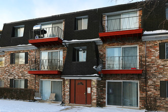 Mansard Lane Apartments in Mount Prospect, IL - Building Photo - Building Photo