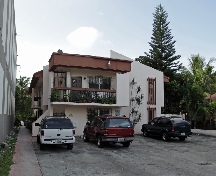 1228 SW 4th St in Miami, FL - Foto de edificio