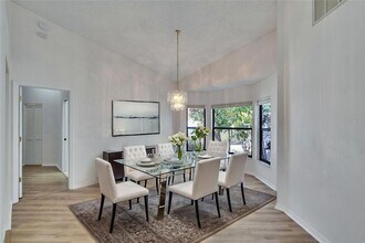 322 Northway Dr in Sun City Center, FL - Foto de edificio - Building Photo