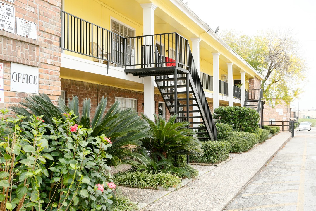 Colony Manor in Houston, TX - Building Photo