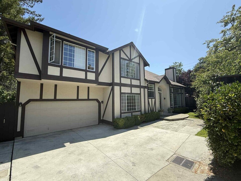 2479 Alameda de las Pulgas in Redwood City, CA - Building Photo