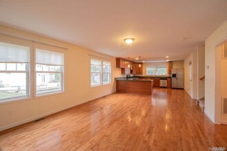 268 Oakwood Rd in Huntington Station, NY - Foto de edificio - Building Photo