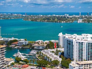 7918 Harbor Island Dr in North Bay Village, FL - Building Photo - Building Photo