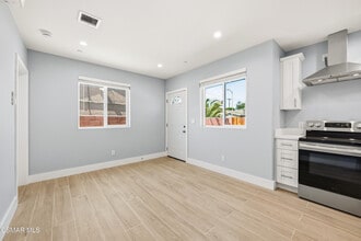 13104 Filmore St in Los Angeles, CA - Building Photo - Building Photo