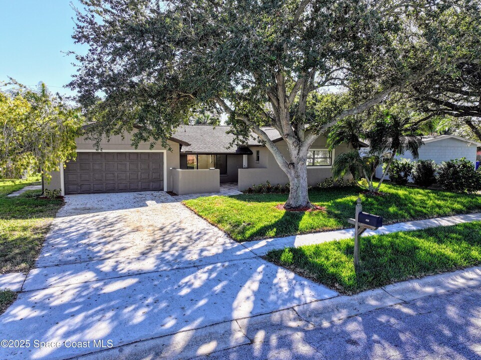 987 Nicklaus Dr in Rockledge, FL - Building Photo