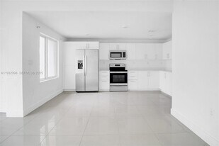 14482 SW 259th St in Princeton, FL - Building Photo