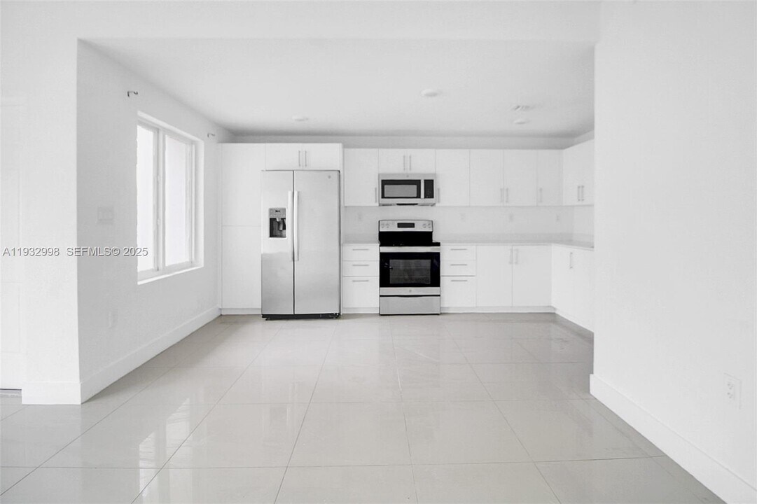 14482 SW 259th St in Princeton, FL - Building Photo