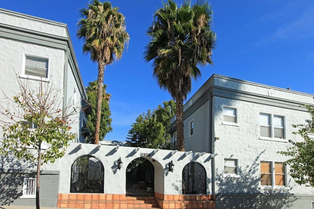 Chateau El Cerrito Apartments in Los Angeles, CA - Foto de edificio