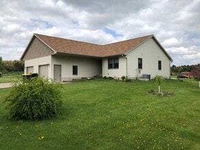 1107 Hansen St in Tomah, WI - Foto de edificio - Building Photo