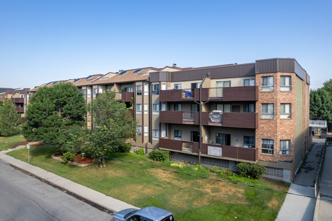 Chinook Terrace in Calgary, AB - Building Photo