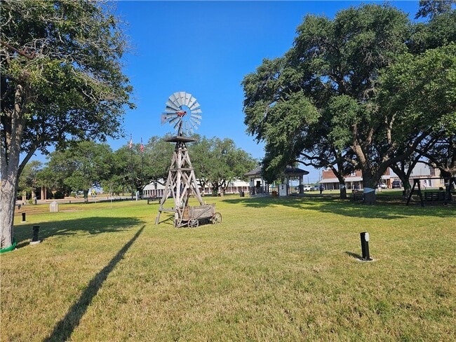 1300 Johnson St, Unit 2A in Woodsboro, TX - Foto de edificio - Building Photo