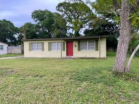 450 Bryn Mawr Blvd in Mary Esther, FL - Building Photo