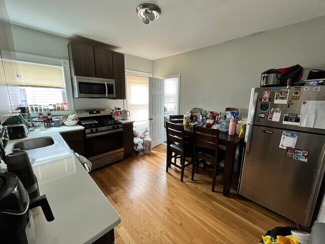 34 Russell St, Unit 3 in Malden, MA - Building Photo - Building Photo