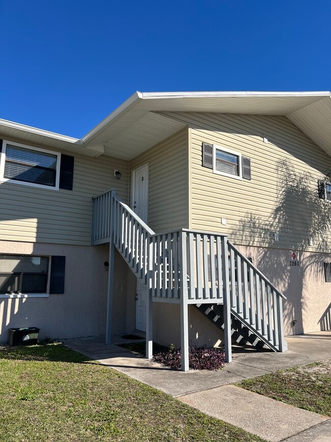 7261 Pond Cir, Unit B