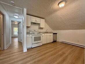 542 Mt Hope St in North Attleborough, MA - Foto de edificio - Building Photo