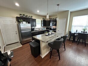 735 Meadow Ln in Bryan, TX - Building Photo - Building Photo