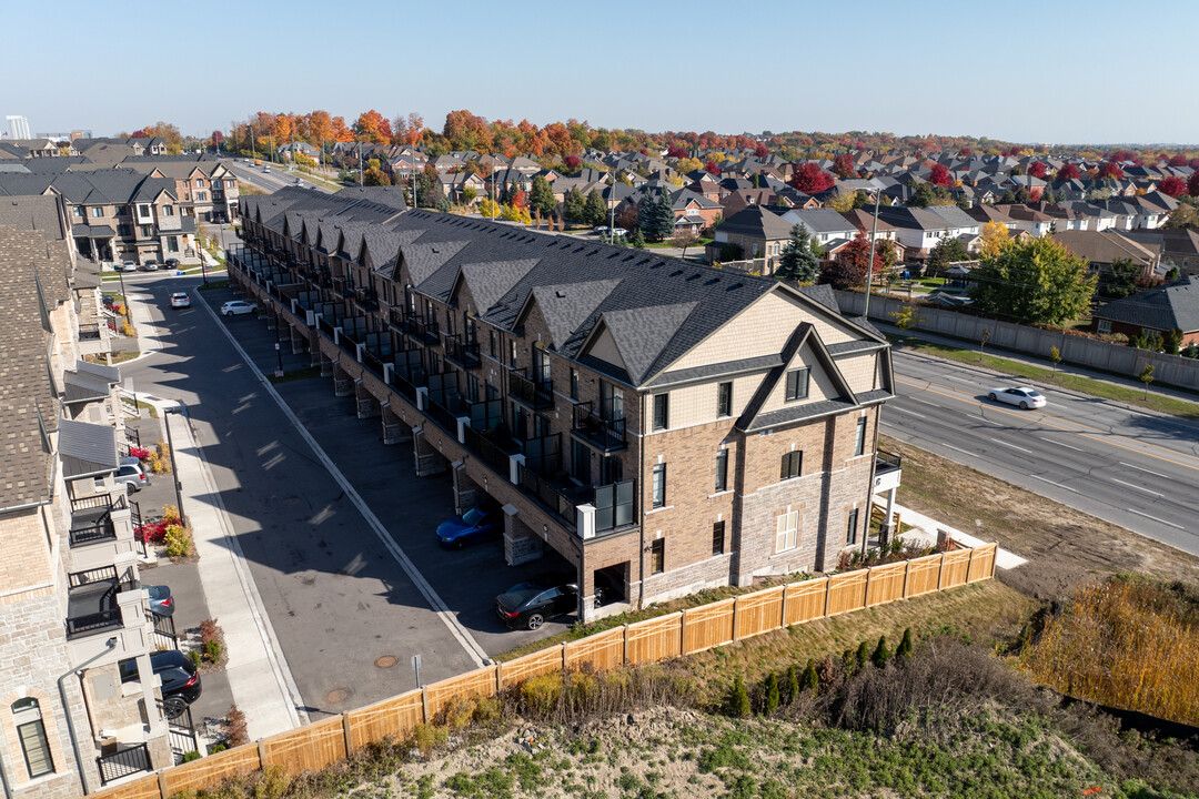 15 Icemaker Way in Whitby, ON - Building Photo