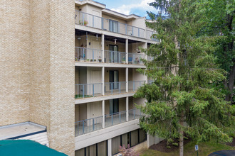 Toledo Largest Senior Luxury Apartments in Toledo, OH - Foto de edificio - Building Photo