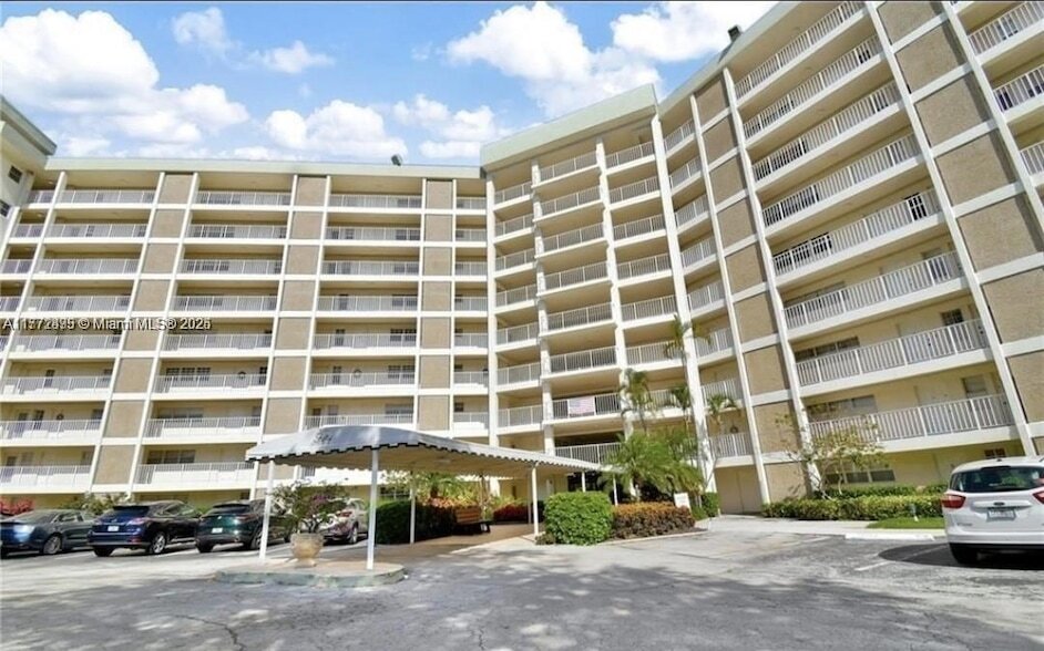 3090 N Course Dr in Pompano Beach, FL - Foto de edificio