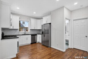 144 Cottage St in Bridgeport, CT - Building Photo