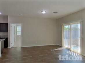 37123 W Capri Ave in Maricopa, AZ - Foto de edificio - Building Photo