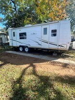 728 S Shanks St in Clute, TX - Building Photo