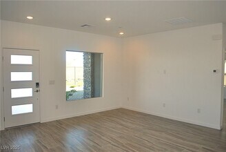 896 Kings Clf Ln in Las Vegas, NV - Building Photo - Building Photo