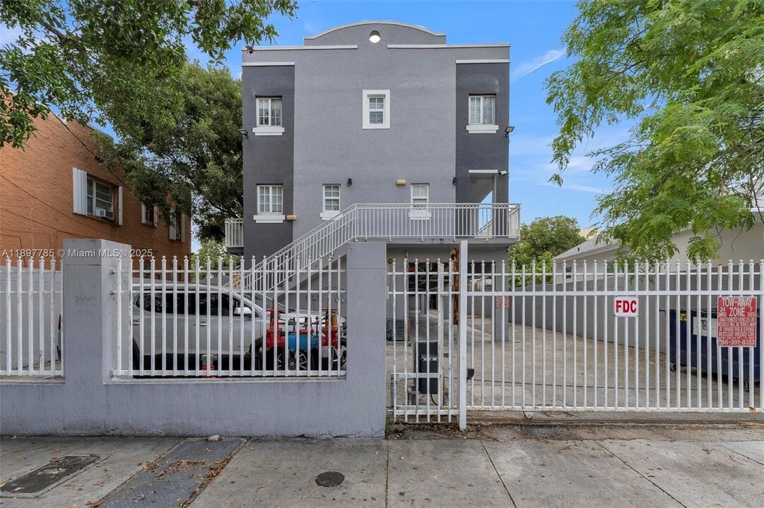 1421 SW 3rd St in Miami, FL - Building Photo