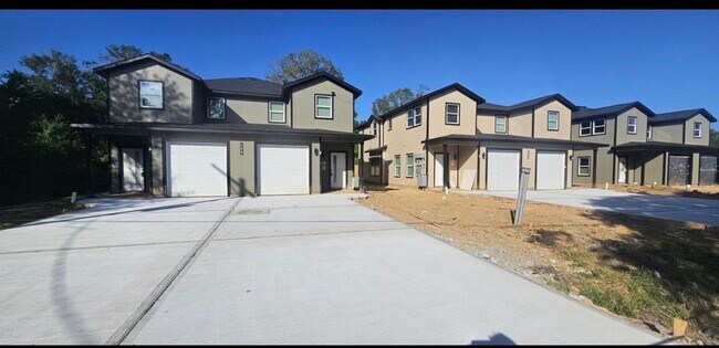 169 S 10th St in Conroe, TX - Building Photo - Building Photo