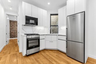 829 9th Ave, Unit 3D in New York, NY - Foto de edificio - Building Photo