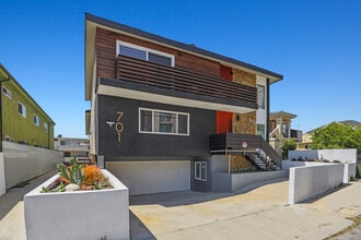 701 N. Hill Pl. in Los Angeles, CA - Foto de edificio - Building Photo
