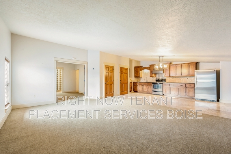 655 E Stagecoach Way in Kuna, ID - Building Photo