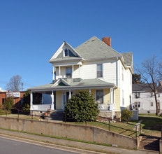 407 Edgeworth St in Greensboro, NC - Foto de edificio - Building Photo