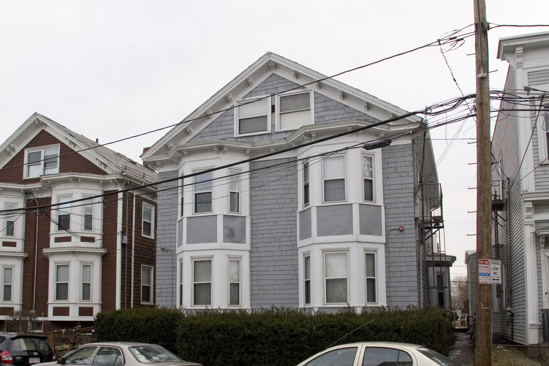 220-222 Banks St in Cambridge, MA - Foto de edificio
