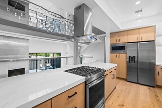 9301 Burton Wy in Beverly Hills, CA - Building Photo - Building Photo