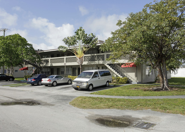 Sutton House in Miami, FL - Building Photo - Building Photo