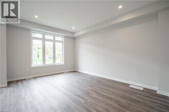 4552 Portage Rd in Niagara Falls, ON - Foto de edificio - Building Photo