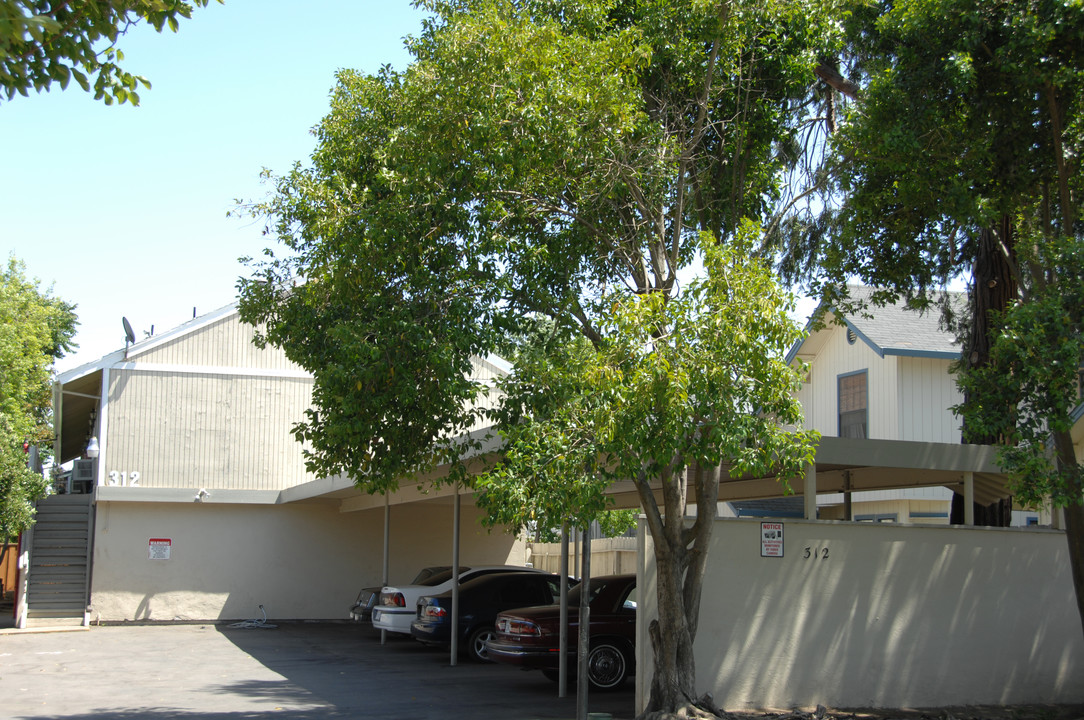 312 N Pleasant Ave in Lodi, CA - Building Photo