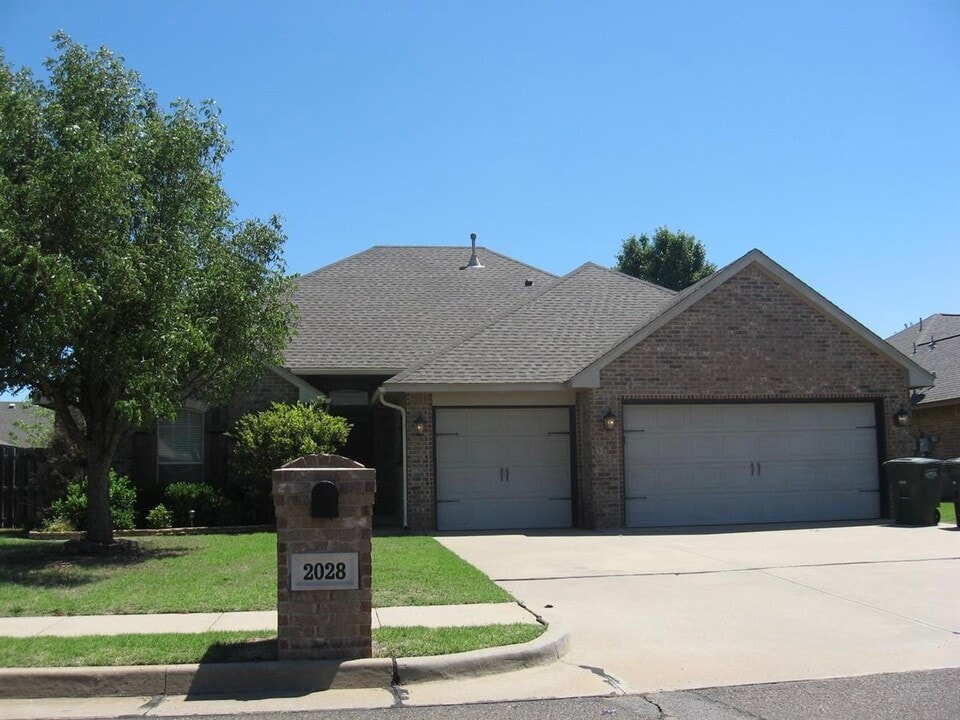2038 Thomas Trail in Edmond, OK - Building Photo