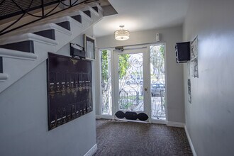 Chateau Olympic Apartments in Los Angeles, CA - Building Photo - Lobby