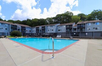 86 Buddington Rd in Groton, CT - Building Photo - Building Photo