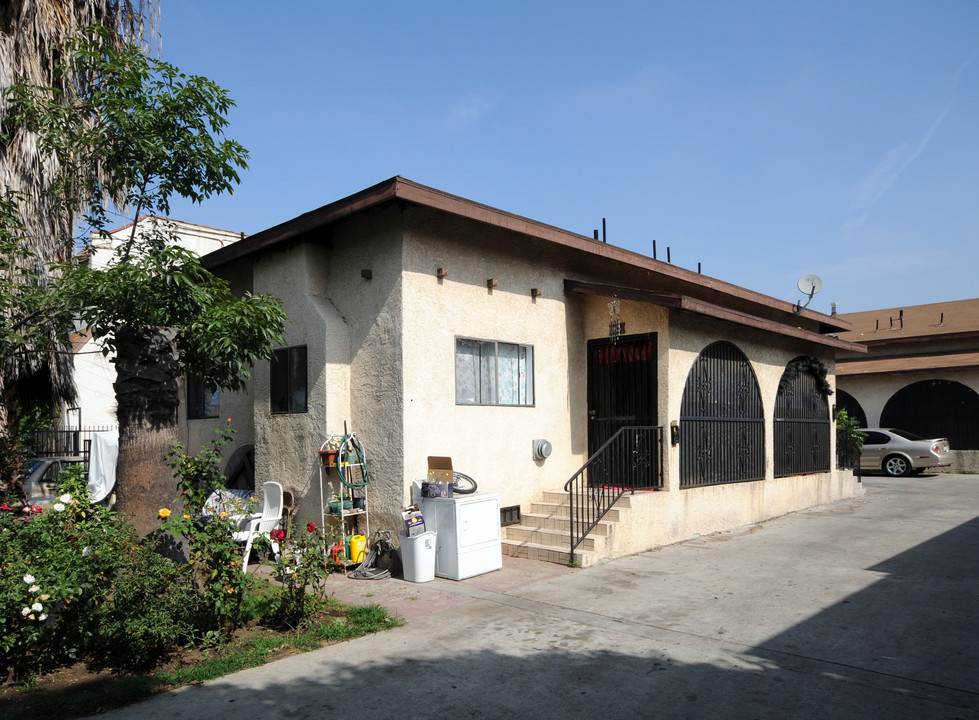 915-925 1/2 40th Pl. in Los Angeles, CA - Building Photo