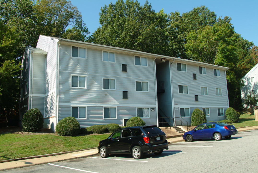 Woodland Crossing in Richmond, VA - Building Photo